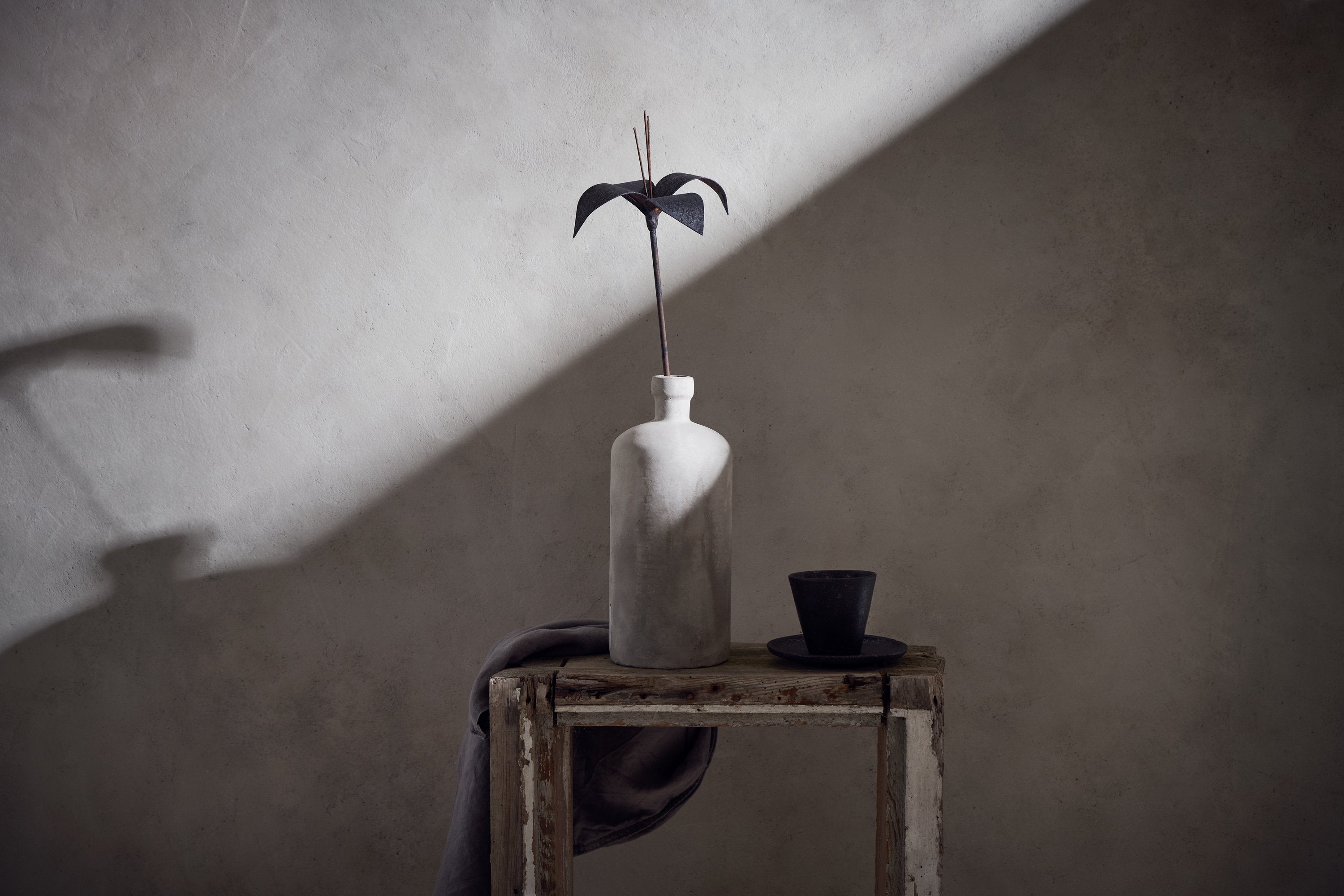 svärtad liten Lilja av Berg Österdahl