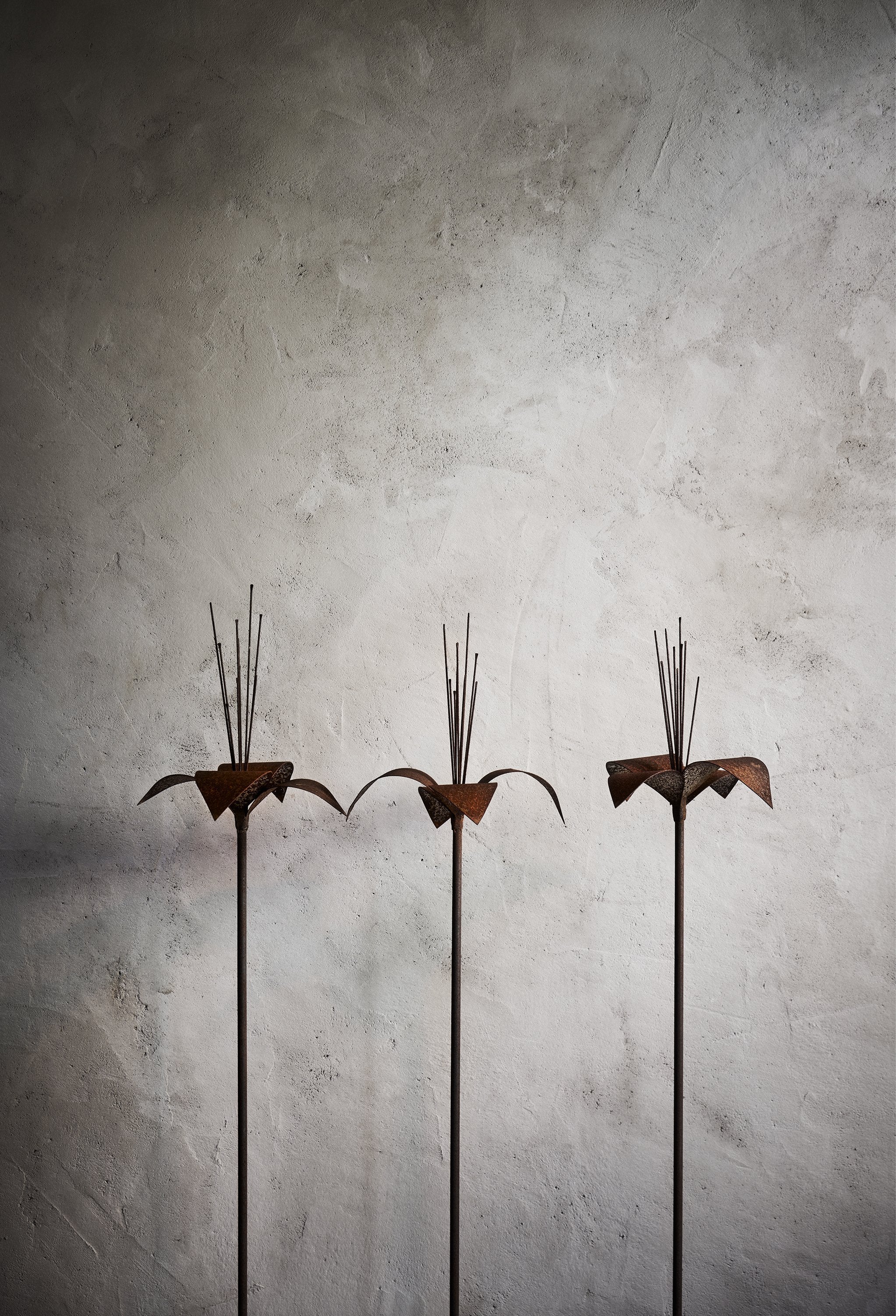 metal flowers like lilies in rusted patina by Berg Österdahl, trädgårdskonst, metallblommor, decor, trädgårdsdekoration, garden design ideas